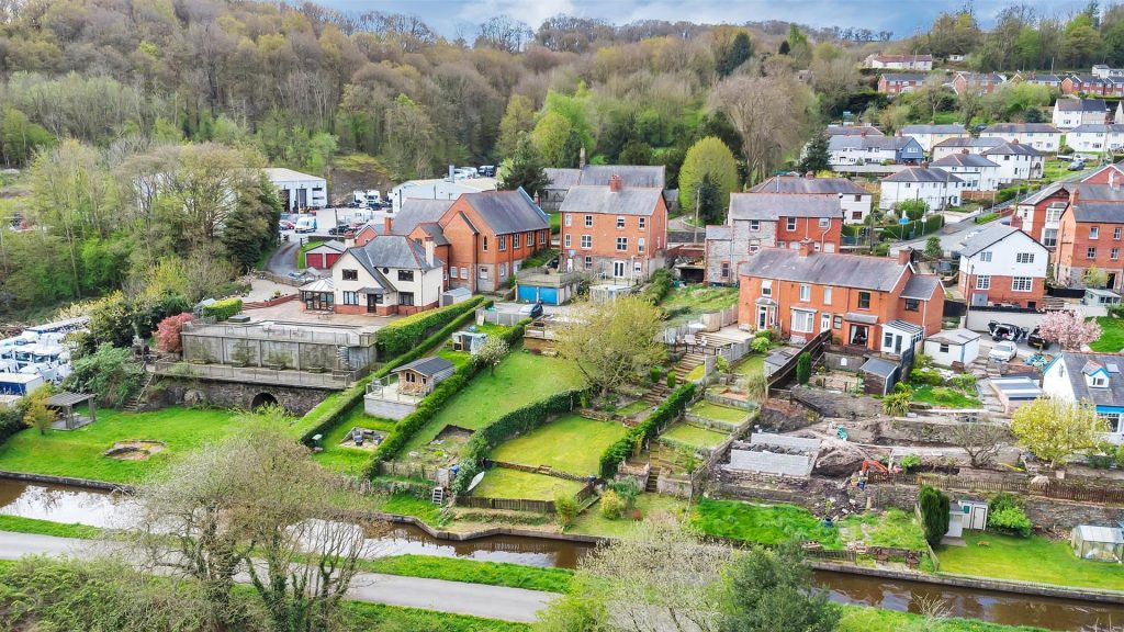 Canal Side, Froncysyllte, Llangollen