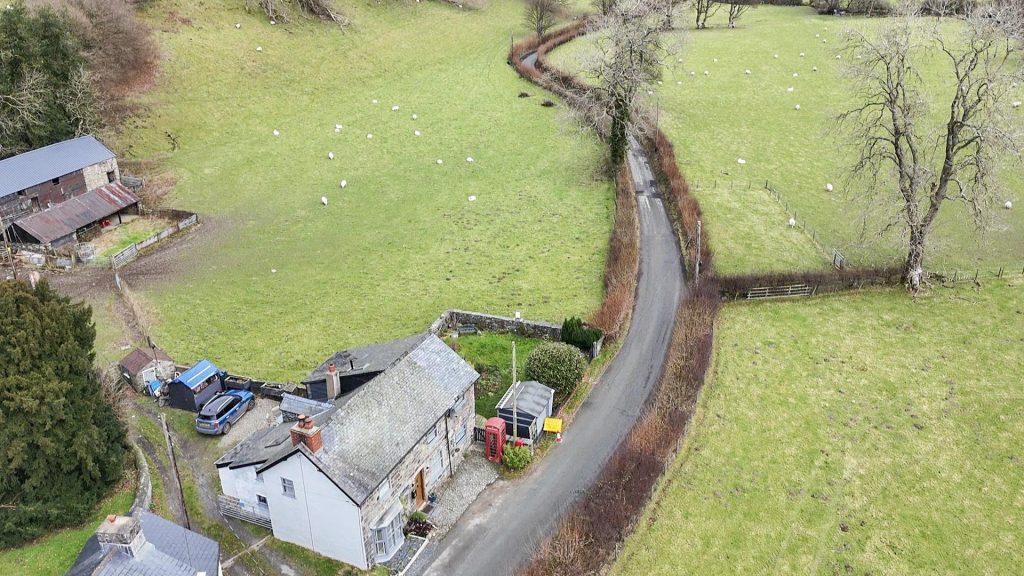 Hen Siop, Hirnant