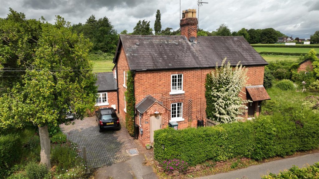 Village Road, Great Barrow, Chester
