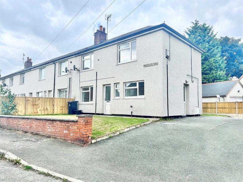 Nant Y Gaer Road, Llay