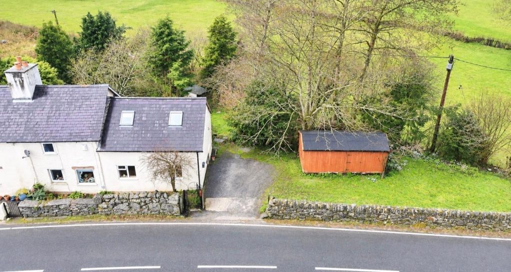 Folt Terrace, Gwyddelwern