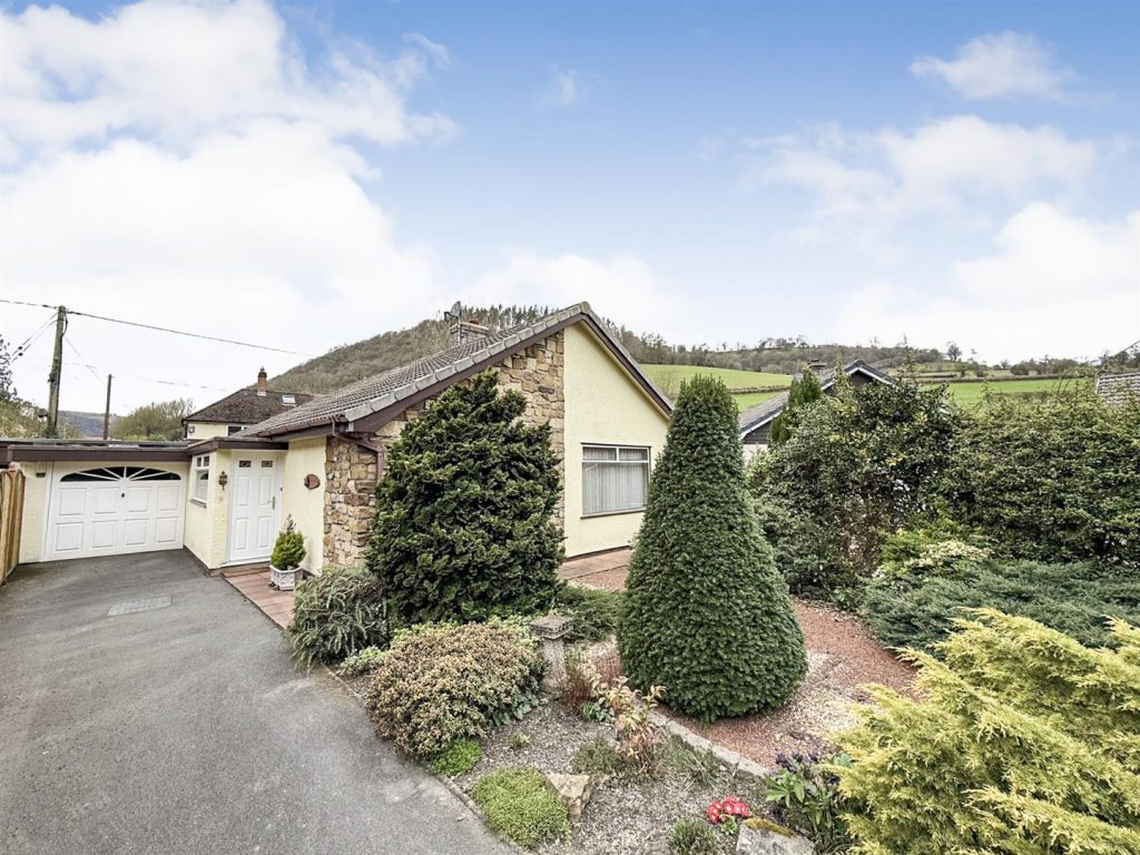 Maes Madog, Pontfadog, Llangollen