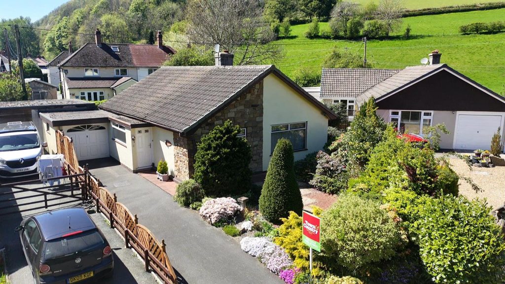 Maes Madog, Pontfadog, Llangollen