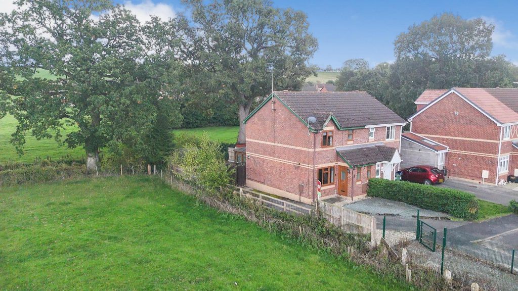 Yr Helfa, Chirk