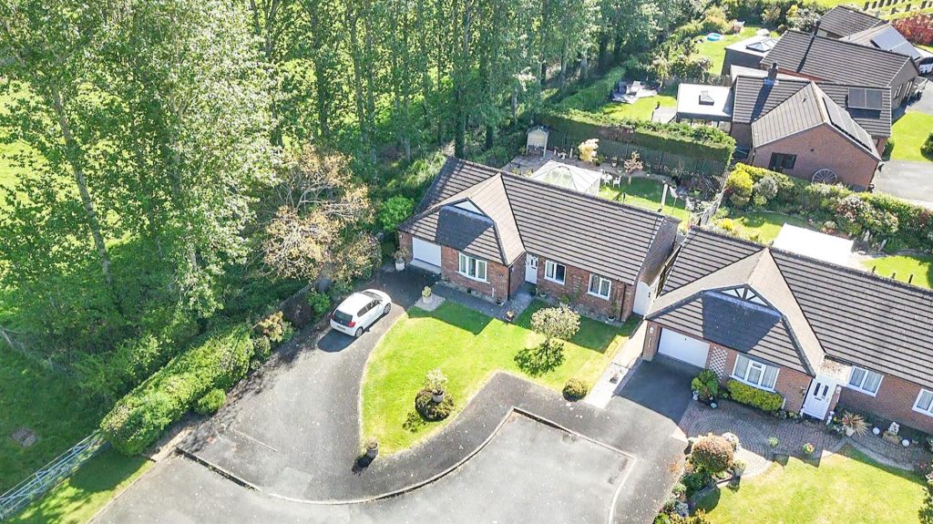 Maes Y Llan, Llansantffraid