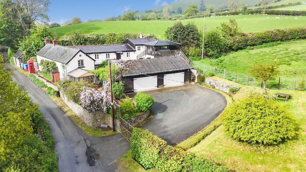 Cymdu, Llanrhaeadr Ym Mochnant